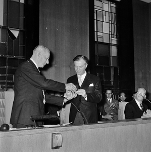 128549 Afbeelding van het afscheid van gemeentesecretaris mr. P. van Dijke (midden) in de raadzaal van het Stadhuis ...